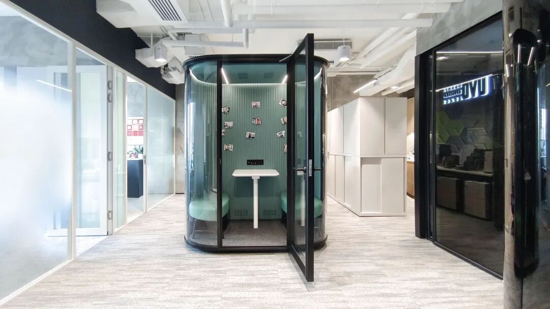 Uma amostra que gerou um pedido: como a MOBOX redefiniu o espaço de trabalho para uma marca global de varejo.