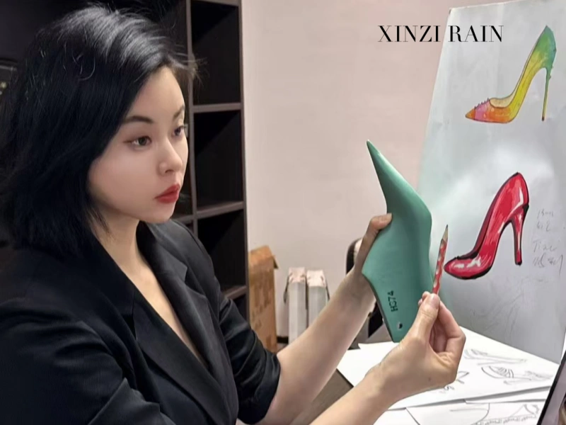 Le PDG de Xinzirain examine un modèle de chaussure