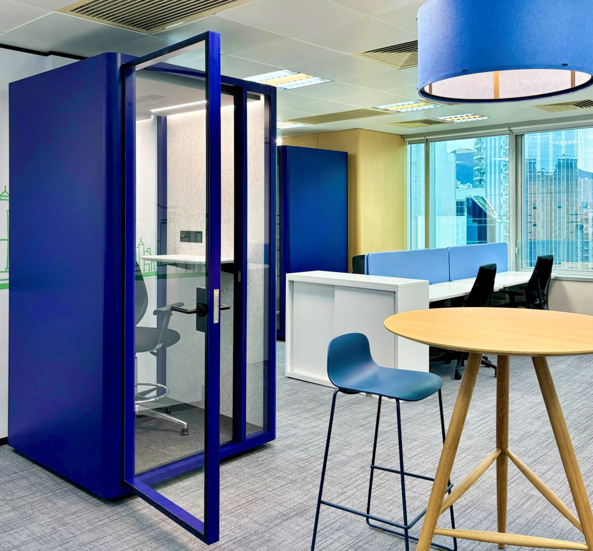 Cabine de concentration silencieuse au bureau.webp