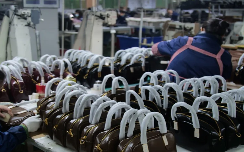 custom handbag manufacturer-1-herrains.webp