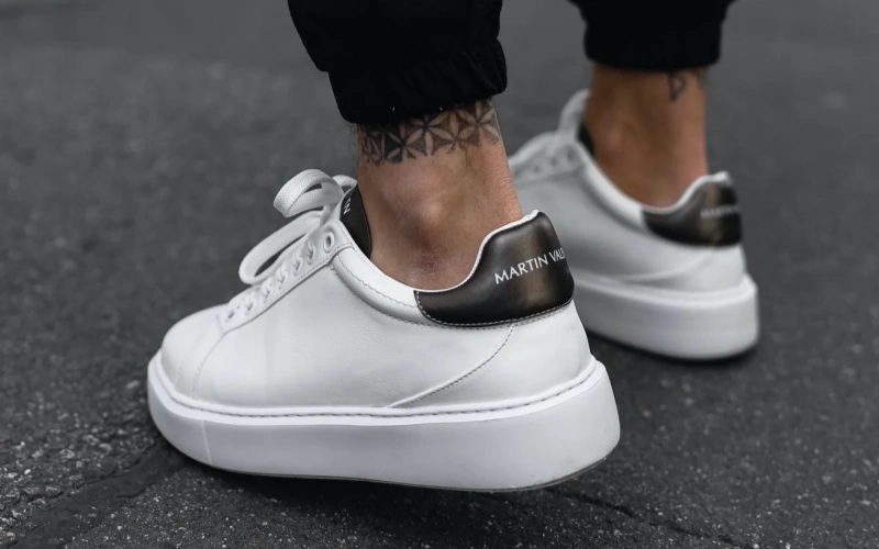 Business-Casual Street Style Sneakers