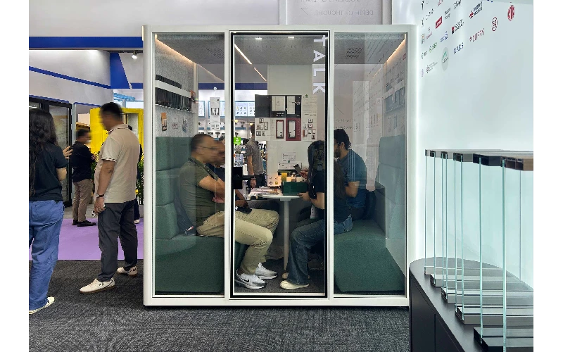 Cabina acústica para reuniones en oficinas modernas